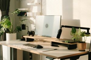 Consejos prácticos para organizar tu espacio de trabajo en casa y mejorar la productividad